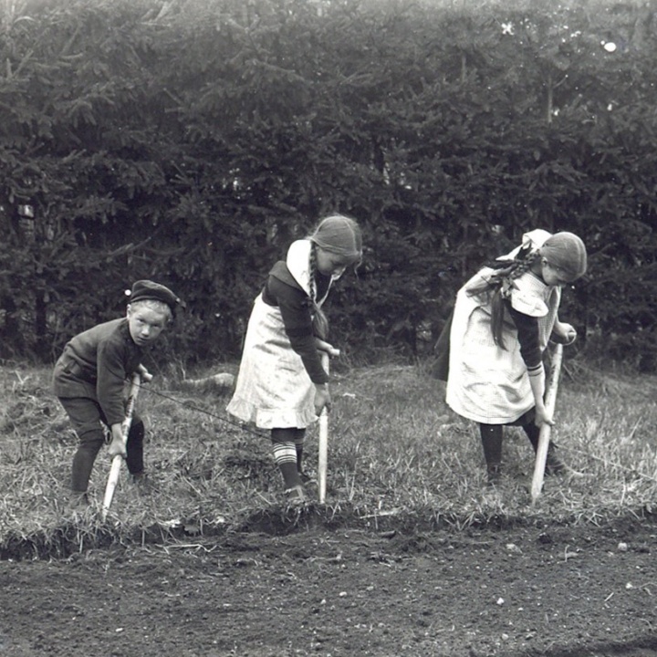 Lapset kuokkivat maata 1920 luku